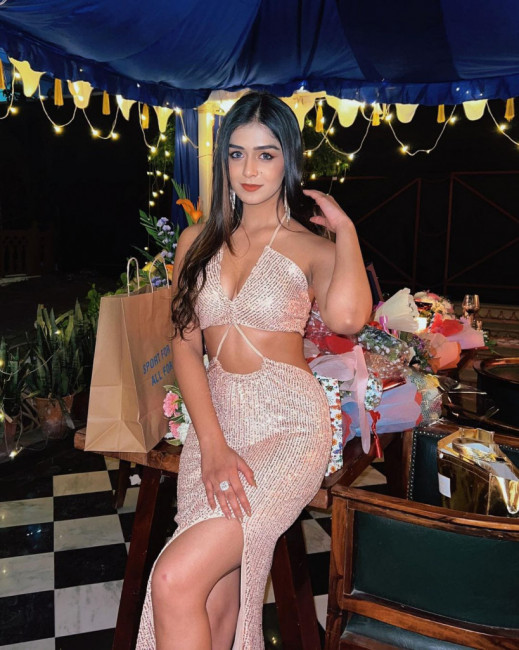 Ananya, semblable à un ange dans Paris | sexemodels.org